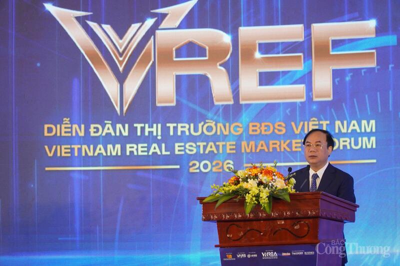 Thứ trưởng Bộ Xây dựng Nguyễn Văn Sinh phát biểu tại diễn đàn.