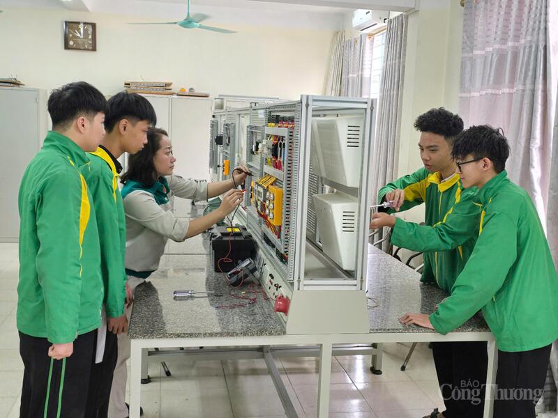 Giờ học thực hành của học viên, sinh viên HIEC.