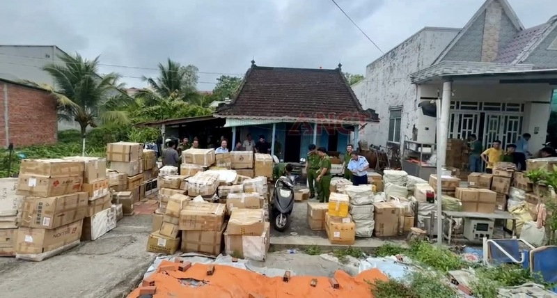 Các lực lượng liên quan vừa bóc gỡ đường dây sản xuất, tiêu thụ nước hoa giả. Ảnh: CACC.