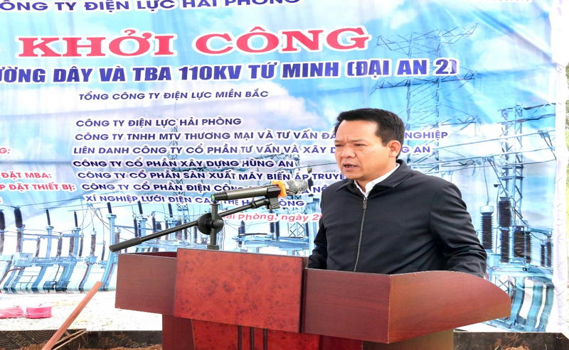 Ông Nguyễn Hữu Hưởng - Bí thư Đảng ủy - Giám đốc Công ty Điện lực Hải Phòng phát biểu tại buổi lễ khởi công
