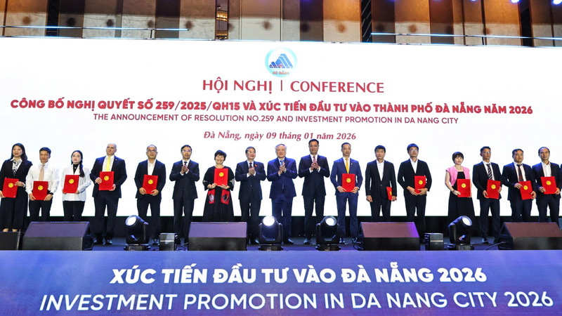 Trao Quyết định chấp thuận chủ trương đầu tư, Quyết định chấp thuận nhà đầu tư, Giấy chứng nhận đăng ký đầu tư, Thông báo kết quả thẩm định báo cáo nghiên cứu khả thi đầu tư xây dựng cho các dự án. Ảnh: Diễm Phúc