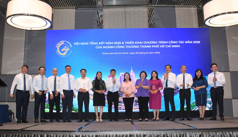 Lãnh đạo Sở Công Thương trao kỷ niệm chương cho các cán bộ công chức đóng góp cho ngành Công Thương thời gian qua. Ảnh: Minh Khuê