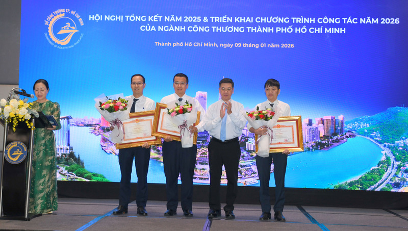 Trao tặng Bằng khen Thủ tướng Chính phủ cho các cá nhân có thành tích xuất sắc tại hội nghị. Ảnh: Minh Khuê