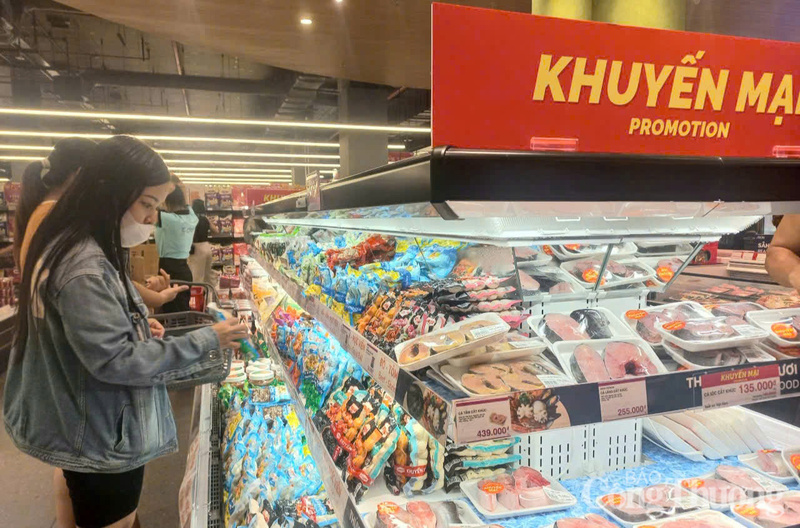 Thực phẩm, cá tươi làm sẵn tại các siêu thị thu hút người tiêu dùng