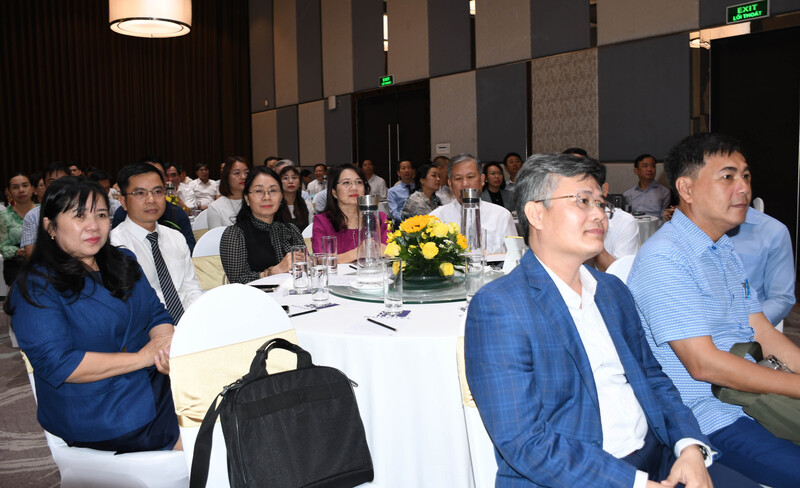 Lãnh đạo TP. Hồ Chí Minh, đại diện Bộ Công Thương và các đại biểu tham dự hội nghị. Ảnh: Minh Khuê.