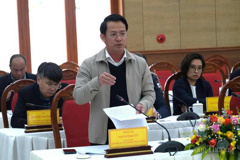 Ông Nguyễn Bá Út - Giám đốc Sở Công Thương tỉnh Lâm Đồng báo cáo tại buổi làm việc. Ảnh: Lê Sơn