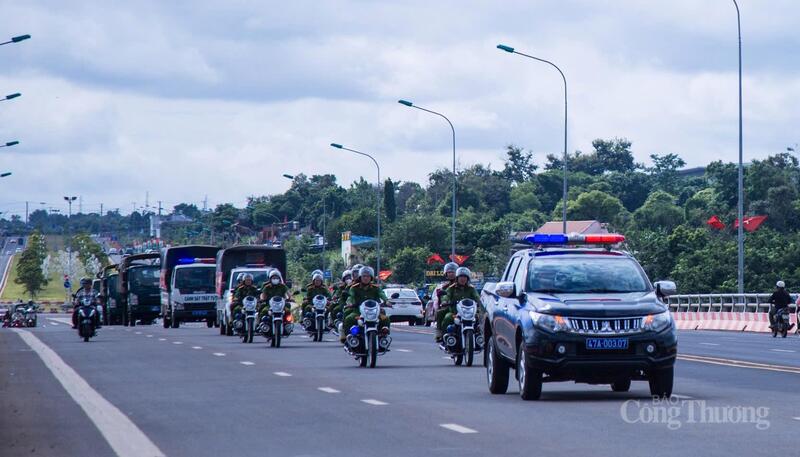 Công an tỉnh Đắk Lắk tổ chức lễ ra quân đợt cao điểm bảo đảm trật tự, an toàn giao thông, trật tự công cộng bảo vệ các hoạt động kỷ niệm các ngày lễ lớn. Ảnh: Vũ Long