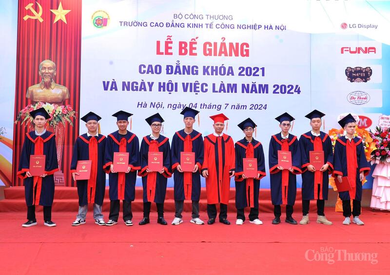 TS. Đồng Trung Chính trao bằng tốt nghiệp cho các sinh viên.