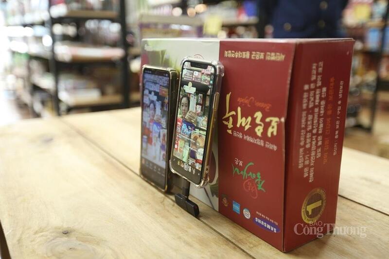 Các cửa hàng tất bật livestream, bán hàng trên các sàn TMĐT dịp cuối năm. Ảnh: Trọng Tùng