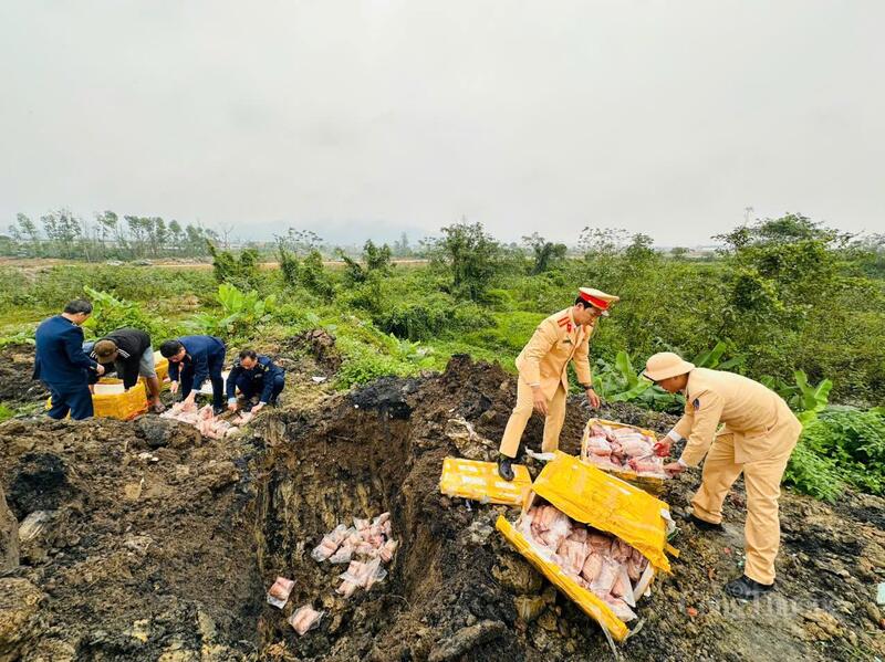 Hàng tấn thực phẩm bẩn được lực lượng liên ngành tiêu hủy trong đợt cao điểm cuối năm. Ảnh: Trọng Tùng