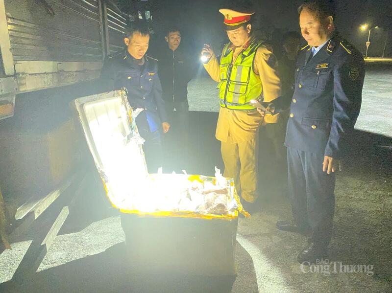 Lực lượng quản lý thị trường và cảnh sát giao thông tăng cường phối hợp, kiểm tra phương tiện dịp cuối năm. Ảnh: Trọng Tùng