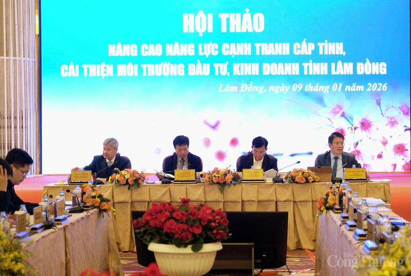 Lãnh đạo VCCI và tỉnh Lâm Đồng nghe các điểm nghẽn và giải pháp tháo gỡ. Ảnh: Minh An
