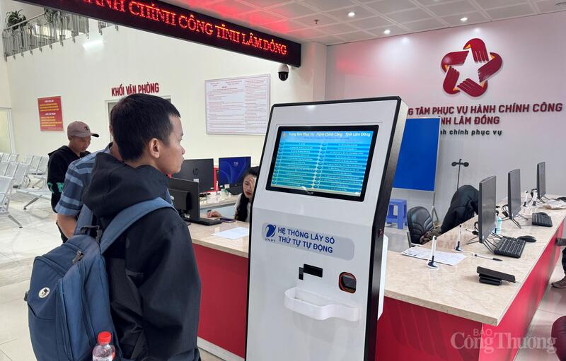 Người dân làm thủ tục hành chính tại Trung tâm hành chính công tỉnh Lâm Đồng. Ảnh: Minh An