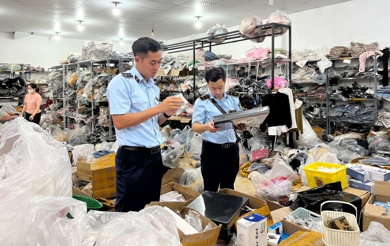 Cục Quản lý và Phát triển thị trường trong nước thành lập đoàn kiểm tra, đôn đốc công tác chống buôn lậu tại các địa phương dịp cao điểm trước trong và sau tết Nguyên đán. Ảnh: QLTT