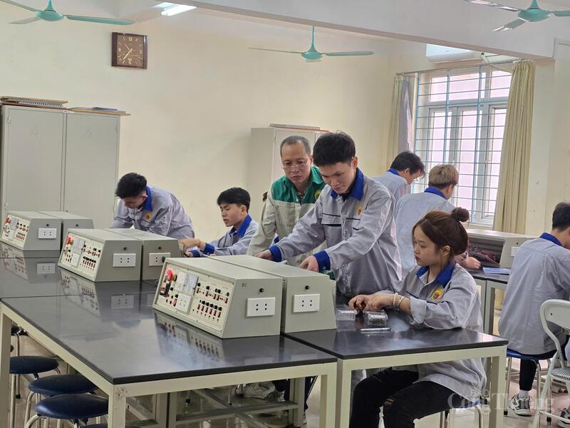 Giờ thực hành của sinh viên ngành điện tử công nghiệp.