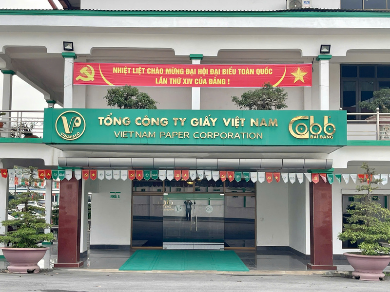 Khẩu hiệu tuyên truyền về Đại hội XIV của Đảng tại Tổng công ty Giấy Việt Nam. Ảnh: Vinapaco