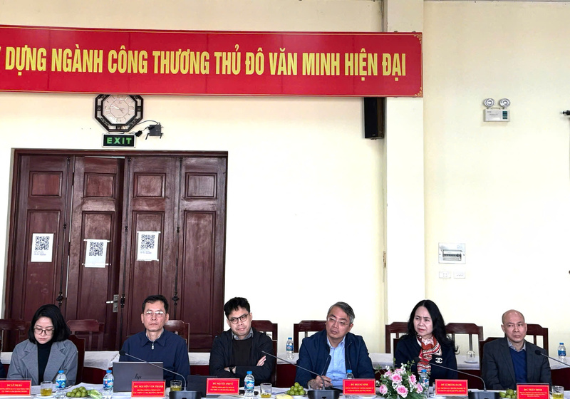 Lãnh đạo và cán bộ chuyên môn Cục Thương mại điện tử và Kinh tế số tại buổi làm việc.