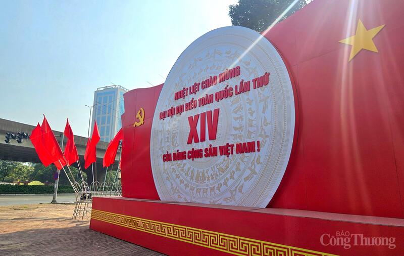Biểu trưng Đại hội Đảng XIV nổi bật giữa không gian đô thị.