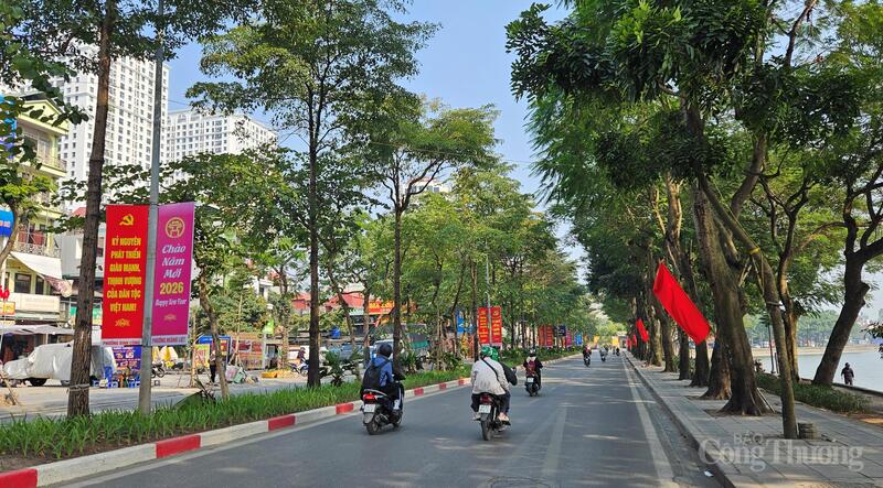 Không gian xanh hòa cùng sắc đỏ băng rôn, khẩu hiệu tạo nên bức tranh sinh động của Thủ đô những ngày sắp diễn ra sự kiện chính trị quan trọng của đất nước.