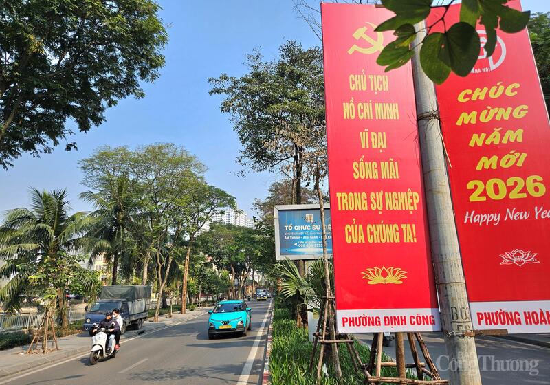 Tuyến đường bao quanh hồ Linh Đàm rực rỡ hơn mọi ngày.