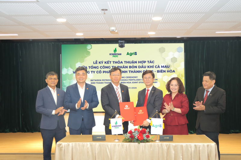 Đại diện hai bên: Ông Nguyễn Đức Hùng Linh, Phó Tổng Giám đốc khối Đầu tư, AgriS và ông Nguyễn Tuấn Anh, Phó Tổng Giám đốc PVCFC trao biên bản hợp tác