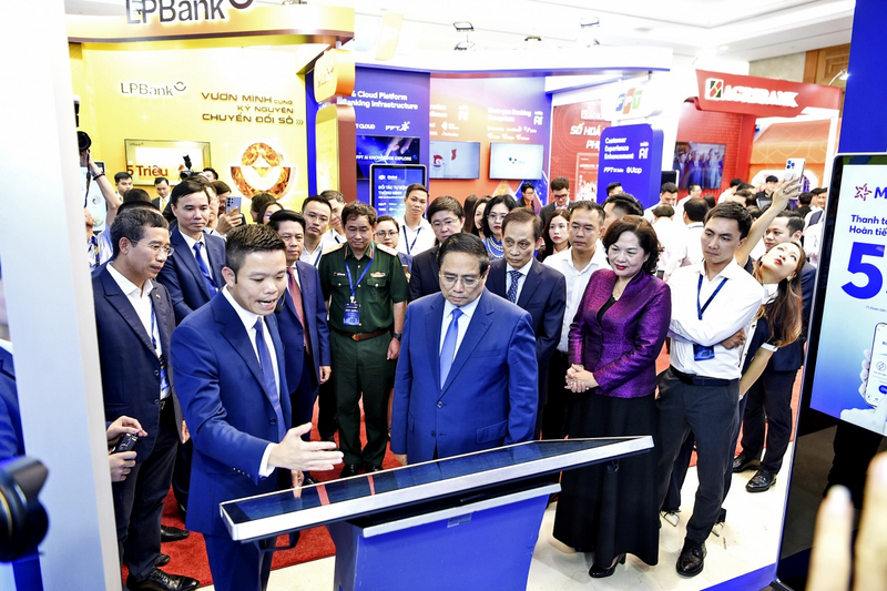 Ông Vũ Hồng Phú - Thành viên Ban điều hành MB - trình bày sản phẩm ngân hàng số tại sự kiện Ngày chuyển đổi số ngành Ngân hàng 2025.