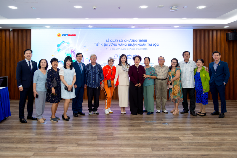 Ban Lãnh đạo Vietbank chụp hình lưu niệm cùng khách hàng tham dự sự kiện
