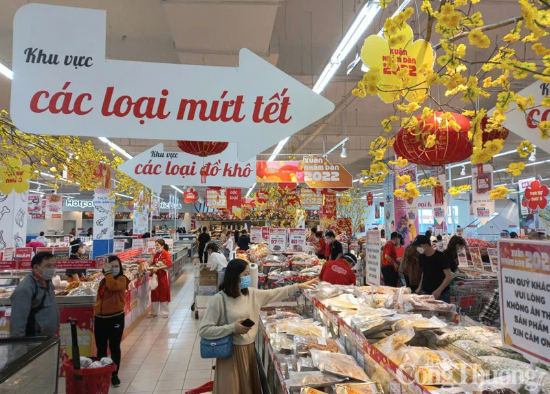 Các siêu thị, trung tâm thương mại ở Huế đã chuẩn bị số lượng lớn thực phẩm, bánh, mứt Tết phục vụ người dân.