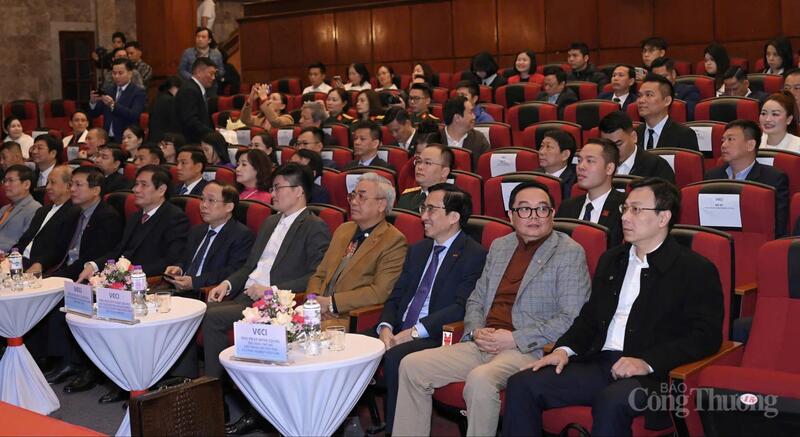 Đại biểu tham dự lễ c&ocirc;ng bố. Ảnh: BT