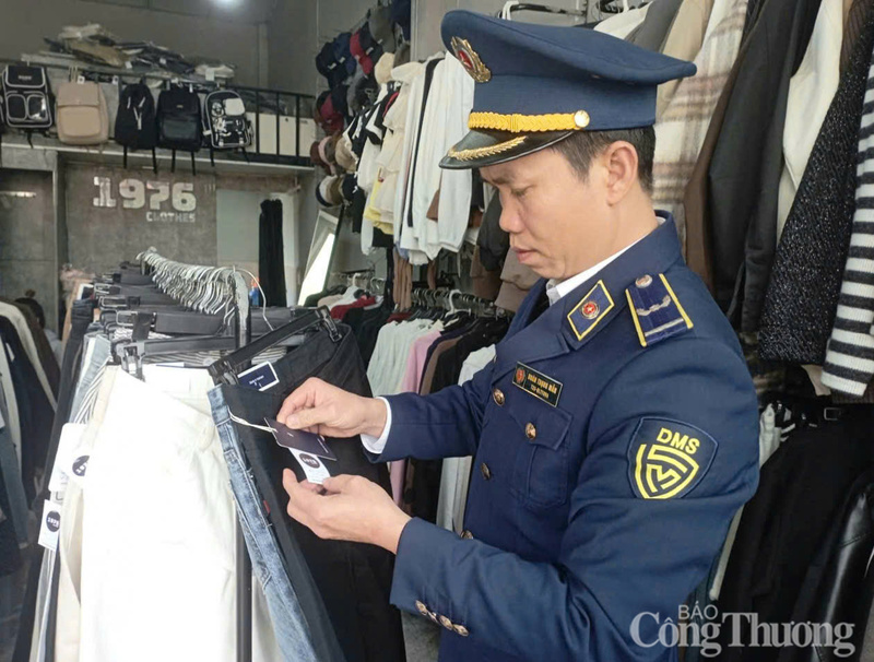 Lực lượng Quản lý thị trường thành phố Huế tăng cường kiểm tra các loại áo quần, mặt hàng thiết yếu dịp cuối năm.
