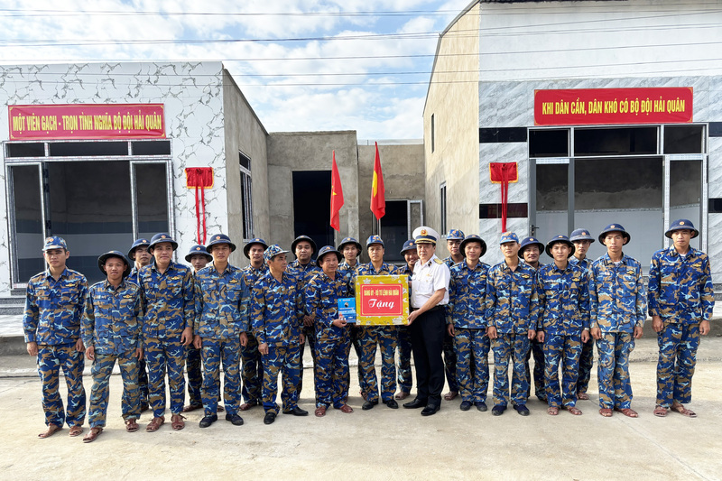 Chuẩn Đô đốc Phạm Minh Tuấn tặng quà cán bộ, chiến sĩ trực tiếp thi công các căn nhà tại xã Suối Hiệp.