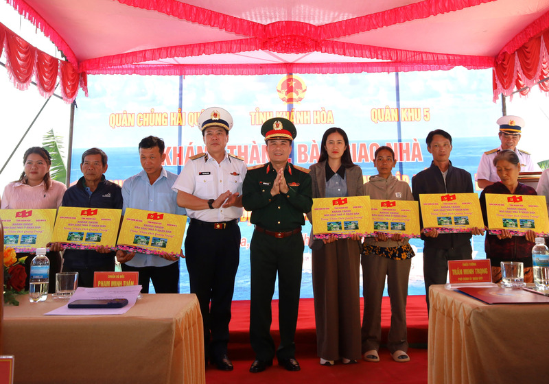 Chuẩn Đô đốc Phạm Minh Tuấn và Thiếu tướng Trần Minh Trọng, Phó Chính ủy Quân khu 5 tặng quà các hộ dân.