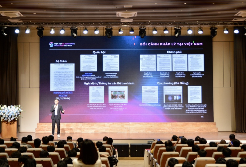 Ông Trần Huyền Dinh, Chủ nhiệm Ủy ban Ứng dụng Fintech, Hiệp hội Blockchain và Tài sản số Việt Nam trình bày chuyên đề “Tuân thủ pháp lý trong giao dịch tài sản mã hoá: Rủi ro, chế tài và trách nhiệm của doanh nghiệp - cá nhân tại Việt Nam”. Ảnh: Ngọc Thảo