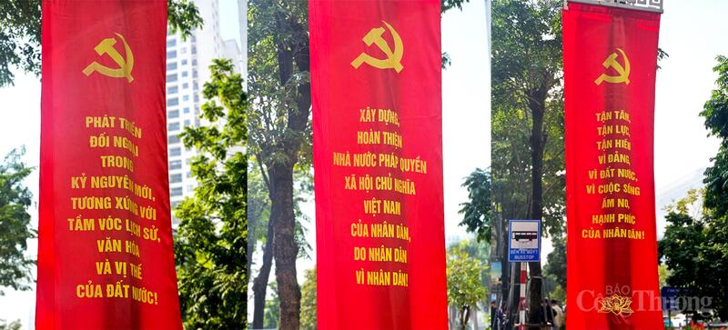 Sắc đỏ băng rôn, biểu ngữ treo trên những tuyến đường Phạm Văn Đồng và Nguyễn Xiển, Hà Nội.