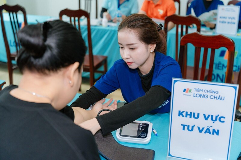 Nhân viên trung tâm tiêm chủng Long Châu tư vấn và khám sàng lọc trước tiêm.