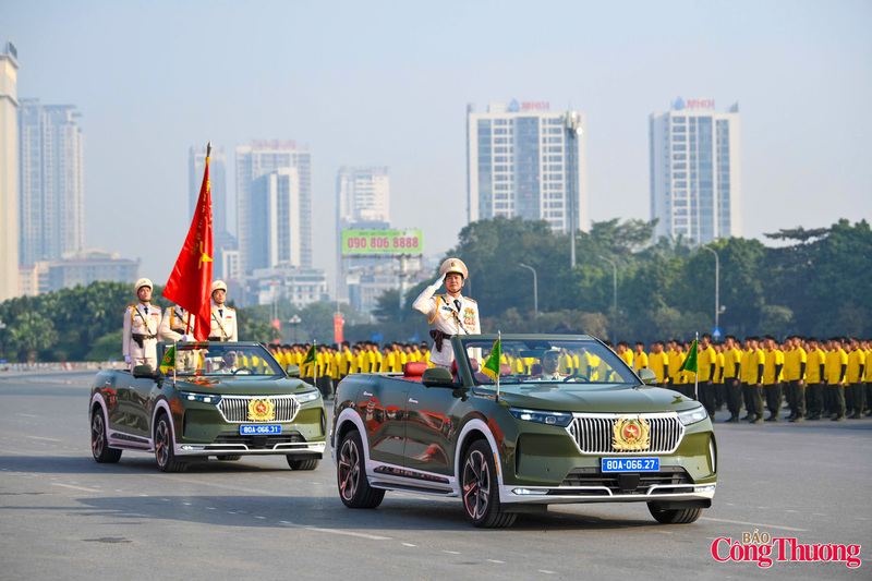 Tổ Công an kỳ, mang theo lá cờ truyền thống vẻ vang “Vì an ninh Tổ quốc” của lực lượng Công an nhân dân anh hùng dẫn đầu đội hình duyệt đội ngũ.
