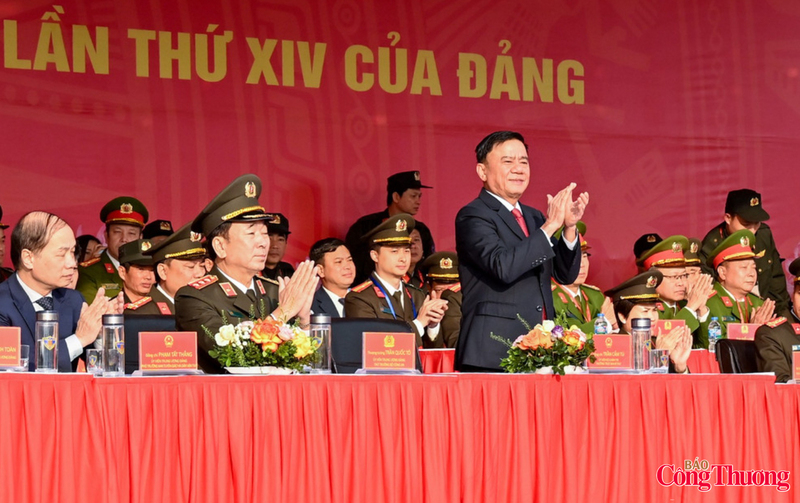 Dự buổi tổng duyệt có các đồng chí: Trần Cẩm Tú, Ủy viên Bộ Chính trị, Thường trực Ban Bí thư, Trưởng Tiểu ban Tổ chức phục vụ Đại hội XIV của Đảng; Phạm Tất Thắng, Ủy viên Trung ương Đảng, Phó trưởng ban Tuyên giáo và Dân vận Trung ương; Thượng tướng Trần Quốc Tỏ, Ủy viên Trung ương Đảng, Thứ trưởng Bộ Công an; Thượng tướng Phạm Thế Tùng, Thứ trưởng Bộ Công an; Trung tướng Nguyễn Bá Lực, Phó tổng Tham mưu trưởng Quân đội nhân dân Việt Nam cùng lãnh đạo các ban, bộ, ngành Trung ương và TP Hà Nội.