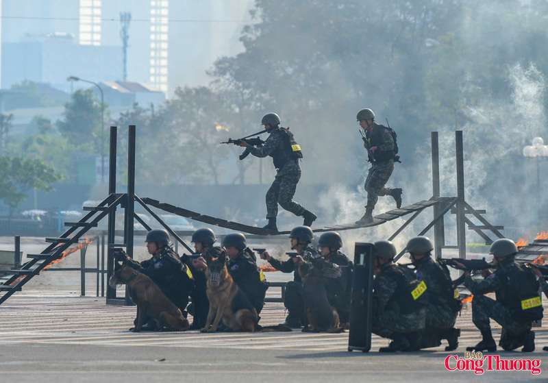 Màn trình diễn các kỹ thuật vận động, khắc phục vật cản, bắn súng ứng dụng của cán bộ chiến sĩ Đoàn Cảnh sát đặc nhiệm số 1 và lực lượng sử dụng động vật nghiệp vụ Bộ Tư lệnh CSCĐ.