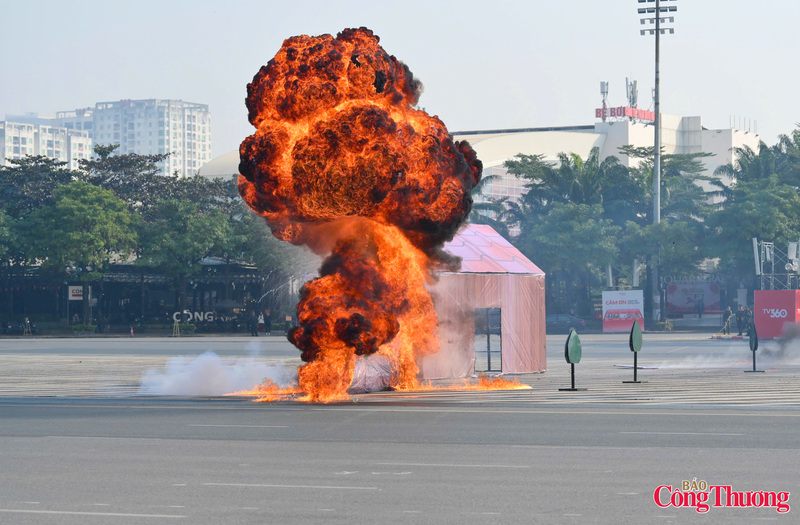 Sau lễ xuất quân, lực lượng Cảnh sát cơ động trình diễn các phương án tấn công, trấn áp tội phạm.
