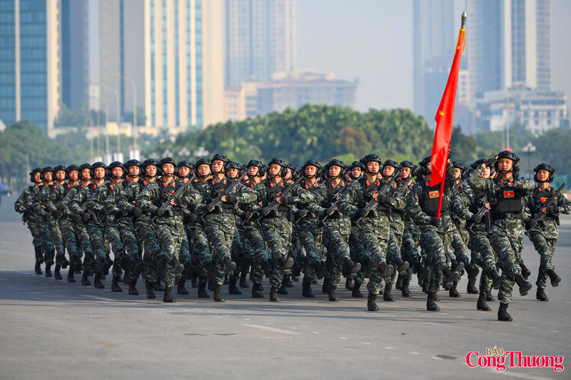 Đây cũng là dịp để lực lượng công an rà soát, kiểm tra toàn diện hệ thống phương tiện, trang thiết bị kỹ thuật và công cụ hỗ trợ, đảm bảo trạng thái sẵn sàng chiến đấu cao nhất trong mọi tình huống.