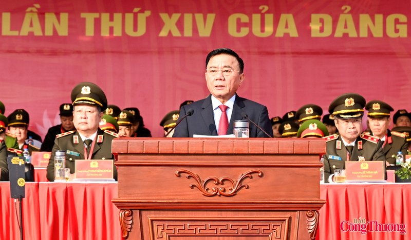 Thường trực Ban Bí thư Trần Cẩm Tú, Trưởng Tiểu ban tổ chức phục vụ Đại hội phát biểu chỉ đạo tại buổi lễ.