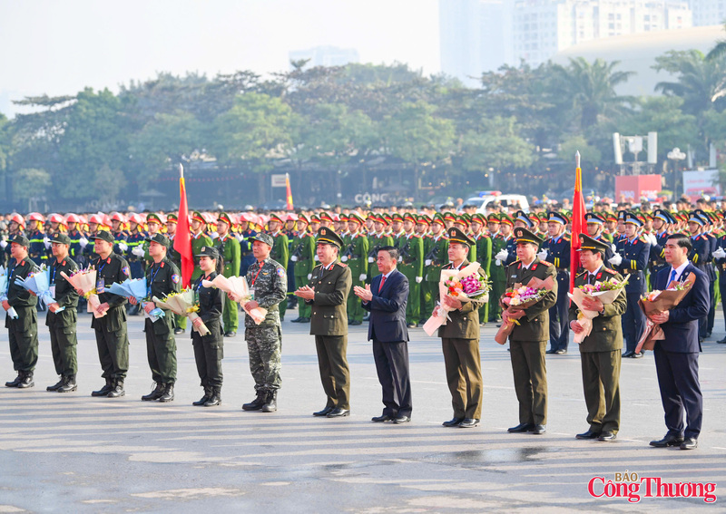 Thường trực Ban Bí thư Trần Cẩm Tú, Trưởng Tiểu ban tổ chức phục vụ Đại hội tặng hoa các lực lượng tham gia lễ xuất quân.