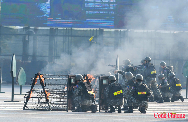 Cảnh sát đặc nhiệm vượt cầu độc mộc, bắn súng ở các tư thế khác nhau.