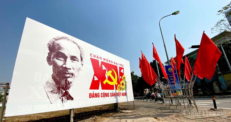 Hình ảnh Chủ tịch Hồ Chí Minh gắn với biểu trưng Đại hội Đảng XIV được đặt trang trọng tại phường Phúc Lợi, TP. Hà Nội.