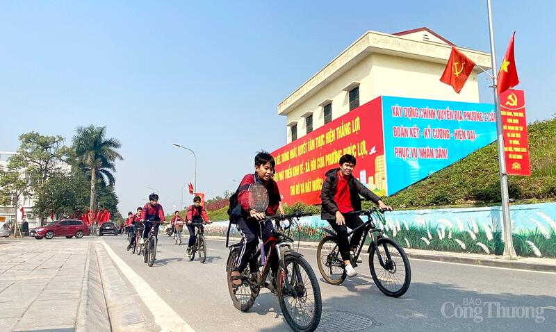 Những tuyến phố rực rỡ cờ hoa tại phường Phúc Lợi, Hà Nội.