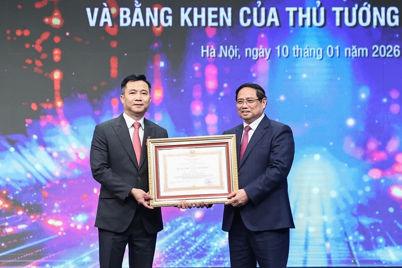 Phó Tổng giám đốc VTV Đỗ Thanh Hải vinh dự đón nhận Huân chương Lao động hạng Ba do Thủ tướng Chính phủ Phạm Minh Chính trao tặng. Ảnh: VGP/Nhật Bắc