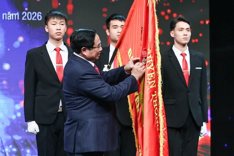 Thay mặt lãnh đạo Đảng, Nhà nước, Thủ tướng Phạm Minh Chính trao Huân chương Lao động hạng Nhất cho Đài Truyền hình Việt Nam. Ảnh: VGP/Nhật Bắc