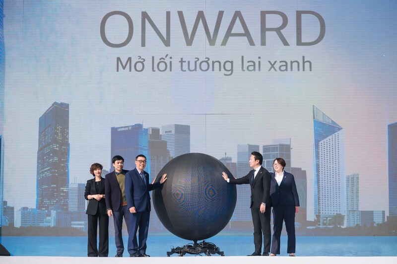 Các đại biểu thực hiện nghi thức kick off sự kiện “ONWARD - Mở lối tương lai xanh”. Ảnh: Minh Anh