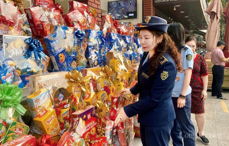 Đội Quản lý thị trường số 5 kiểm tra các cửa hàng kinh doanh trên địa bàn phường Quy Nhơn.