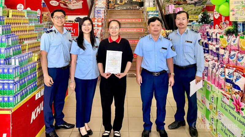 Lượng lượng quản lý thị trường tuyên truyền và ký cam kết tại siêu thị WinMart.